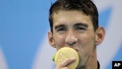 브라질 리우 올림픽에 출전한 미국 수영 국가대표팀 마이클 펠프스 선수가 8일 남자 자유형 400미터 계영에서 개인 통산 19번째 금메달을 수상한 후 기뻐하고 있다.