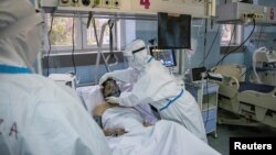 Medicinski radnici brinu se o obolelima od koronavirusa, u Zemunskoj bolnici u Beogradu, 26. novembra 2020. (Foto: Rojters, Marko Đurica)