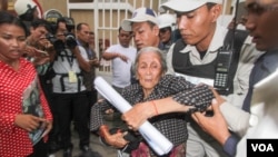 អ្នកស្រី​ង៉ែត ឃុន សកម្មជនសហគមន៍​បឹងកក់ ត្រូវ​ក្រុមសមត្ថកិច្ច​ចាប់​ឲ្យ​នៅ​មួយកន្លែង​ខណៈពេល​ដែល​តវ៉ាទាមទារ​ឲ្យដោះលែង​អ្នកស្រី​បូវ​ សោភា​ ​នៅ​មុខ​សាលាតំបូង​រាជធានី​ភ្នំពេញក្រោយ​ពេល​សាកសួរ​ដោយសាលាតំបូង​រាជធានី​ភ្នំពេញនៅ​ថ្ងៃ​ពុធ ទី​១៧ ខែ​សីហា ឆ្នាំ​២០១៦។​អ្នកតំណាងសហគមន៍​​បឹងកក់​ចំនួន​ពីរ​រូប​ត្រូវចាប់ខ្លួន​ខណៈពេល​ធ្វើយុទ្ធនាការ​«​ថ្ងៃ​ច័ន្ទ​ពណ៌ខ្មៅ» កាលពី​ថ្ងៃ​ច័ន្ទ ទី​១៥ ខែ​សីហា កន្លងទៅ​នេះ។(ឡេង​ ឡែន/VOA)