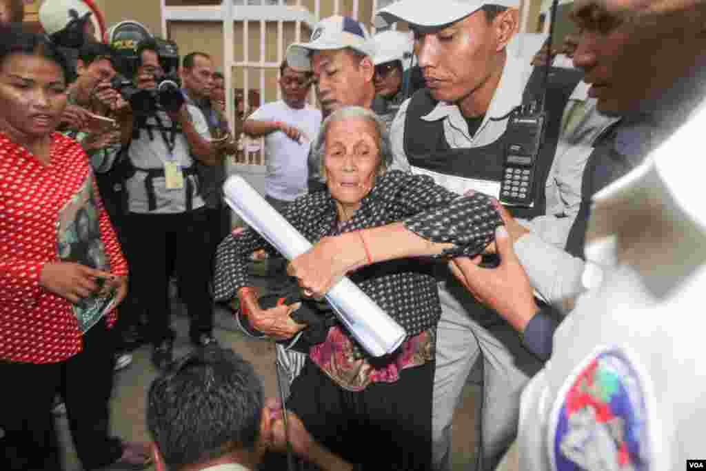 អ្នកស្រី​ង៉ែត ឃុន សកម្មជនសហគមន៍​បឹងកក់ ត្រូវ​ក្រុមសមត្ថកិច្ច​ចាប់​ឲ្យ​នៅ​មួយកន្លែង​ ខណៈពេល​ដែល​តវ៉ាទាមទារ​ឲ្យដោះលែង​អ្នកស្រី​បូវ​ សោភា​ ​នៅ​មុខ​សាលាតំបូង​រាជធានី​ភ្នំពេញក្រោយ​ពេល​សាកសួរ​ដោយសាលាដំបូង​រាជធានី​ភ្នំពេញនៅ​ថ្ងៃ​ពុធ ទី​១៧ ខែ​សីហា ឆ្នាំ​២០១៦។​ អ្នកតំណាងសហគមន៍​​បឹងកក់​ចំនួន​ពីរ​រូប​ត្រូវចាប់ខ្លួន​ ខណៈពេល​ធ្វើយុទ្ធនាការ​&laquo;​ថ្ងៃ​ច័ន្ទ​ពណ៌ខ្មៅ&raquo; កាលពី​ថ្ងៃ​ច័ន្ទ ទី​១៥&nbsp;ខែ​សីហាកន្លងទៅ​នេះ។ (ឡេង​ ឡែន/VOA)