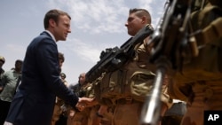 Le président français Emmanuel Macron rend visite aux soldats de l'opération Barkhane, la plus grande opération militaire française à l'étranger, à Gao, dans le nord du Mali, le vendredi 19 mai 2017. (Christophe Petit Tesson/AP)