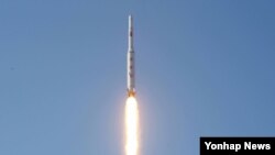 지난 7일 조선중앙통신이 보도한 광명성 4호 발사 장면.