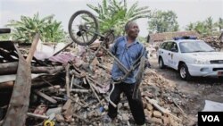 Seorang korban gempa menyisir puing-puing reruntuhan rumahnya di Bantul, Yogyakarta tahun 2006 silam (foto: dok).