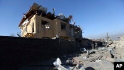 Tentara Afghanistan memeriksa serangan bunuh diri dan penembakan di markas polisi hari Rabu lalu di Kabul, Afghanistan, 2 Maret 2017.