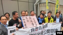 Kelompok pro-demokrasi 'Alliance for True Democracy' di Hong Kong memrotes pemblokiran iklan politik di YouTube (18/6).