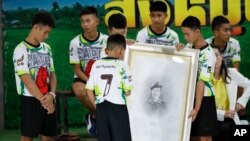 泰国野猪队的足球队队员们于周三上午与记者们见面