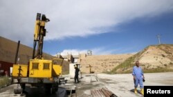 កម្មករ​ធ្វើ​ការ​នៅ​ទំនប់ Mosul នៅ​ភាគ​ខាង​ជើង​នៃ​ប្រទេស​អ៊ីរ៉ាក់ កាលពី​ថ្ងៃទី១៨ ខែមេសា ឆ្នាំ២០១៦។