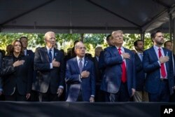 ประธานาธิบดีโจ ไบเดน, รองประธานาธิบดีคามาลา แฮร์ริส, อดีตประธานาธิบดีโดนัลด์ ทรัมป์ และอดีตนายกเทศมนตรีนครนิวยอร์ก ไมเคิล บลูมเบิร์ก ร่วมทำพิธีรำลึกที่อนุสรณ์สถาน กราวด์ ซีโร ในนครนิวยอร์ก วันที่ 11 กันยายน 2024