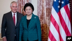 Sekretaris Negara Rex Tillerson menyambut Wakil Perdana Menteri China Liu Yandong dalam jamuan santap pagi di kantor Departemen Luar Negeri AS, Washington DC, 28 September 2017.