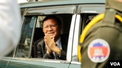 លោក កឹម សុខា ​មេដឹកនាំ​បក្សជំទាស់ បាន​ចាកចេញ​ពី​សាលាដំបូង​រាជធានី​ភ្នំពេញ នៅព្រឹកថ្ងៃព្រហស្បតិ៍នេះ បន្ទាប់ពី​សវនាការថ្ងៃទីពីរ លើសំណុំរឿង ដែល​លោក​ត្រូវបាន​ចោទបទ «ឃុបឃិតជាមួយរដ្ឋបរទេស»​បាន​បញ្ចប់កាលពី​ថ្ងៃទី​១៦ ខែមករា ឆ្នាំ២០២០។(ទុំ ម្លិះ/VOA)