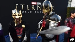 Des fans se sont déguisés en personnages du film pour la première de "Eternals" à Los Angeles le 18 octobre 2021. 