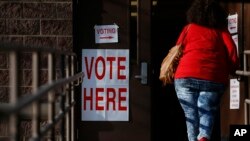 Une électrice prenant part aux primaires à Birmingham dans l’État de l'Alabama, mardi 1er mars 2016.