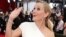 Aktrisa Reese Witherspoon müsafirləri salamlayır. 