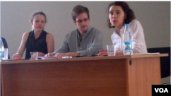 斯诺登星期五与人权活动人士和俄罗斯律师在莫斯科谢列梅捷沃机场见面