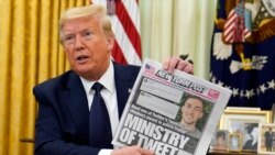 Presidenti Donald Trump me një kopie të gazetës New York Post