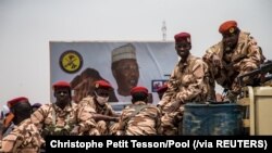 Para tentara menghadiri pemakaman mendiang Presiden Chad Idriss Deby di N'Djamena, Chad, Jumat, 23 April 2021. (Foto: Christophe Petit Tesson/Pool via Reuters)