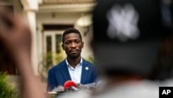 Bobi Wine s'adresse à la presse à l'extérieur de Kampala, en Ouganda, le 15 janvier 2021, un jour après que les Ougandais se soient rendus aux urnes.