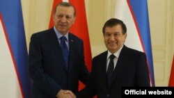 Turkiya Prezidenti Rajab Toyib Erdog'an (chapda) O'zbekiston rahbari Shavkat Mirziyoyev bilan, Toshkent, 2016-yil.