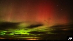 Aurora borealis, takođe poznata kao polarna (severna) svetlost, vidi se na noćnom nebu u ranim jutarnjim satima 24. aprila 2023. godine, u blizini Vaštane u Vašingtonu.