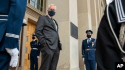 រូបឯកសារ៖ លោក Christopher Miller រដ្ឋមន្រ្តី​ក្រសួង​ការពារជាតិ​ស្តីទី​សហរដ្ឋ​អាមេរិក ឈរ​នៅ​លើ​កាំជណ្តើរ​នៃ​ច្រកចូល​មន្ទីរបញ្ចកោណ​នៅក្នុង​រដ្ឋ Virginia ថ្ងៃទី១៣ ខែវិច្ឆិកា ឆ្នាំ២០២០។