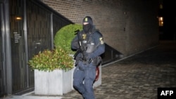 Danski policajac ispred zgrade suda gde su dovedeni uhapšeni osumnjičeni da pripadaju Hamasu i da su planirali teroristički napad (Emil Nicolai Helms / Ritzau Scanpix/AFP)