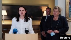 Pemimpin oposisi Belarusia, Sviatlana Tsikhanouskaya (kiri) dan PM Norwegia Erna Solberg dalam konferensi pers di Vilnius, Lithuania, Selasa (8/9).