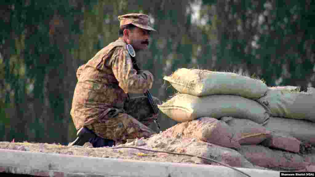 Le ministre chef du KPK, Pervez Khatak, dit que 8 à 10 personnes habillées en uniforme de la garde frontière (Frontier Corps) sont entrés dans l&#39;école lors de l&#39;attaque, Peshawar, Pakistan, le 16 décembre 2014. (VOA)