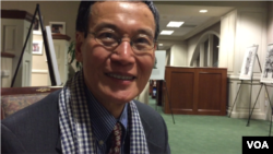 លោក​វេជ្ជបណ្ឌិត តាន់ សុង ជា​ពលរដ្ឋ​ខ្មែរ​អាមេរិកាំង​រស់នៅ​ទីក្រុង ឡុងប៊ិច រដ្ឋ​កាលីហ្វ័រញ៉ា សហរដ្ឋ​អាមេរិក នឹង​ធ្វើ​ដំណើរ​ទៅ​កាន់​ខេត្ត​ពោធិ៍សាត់ ដើម្បី​ផ្តល់​សេវា​ព្យាបាល​ជំងឺ​ដោយ​មិន​យក​កម្រៃនៅ​ដើម​ឆ្នាំ​២០១៦។ (ម៉ែន គឹមសេង/VOA Khmer