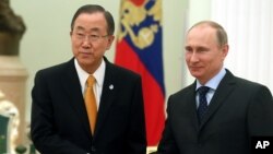 Asap mengepul dari gunung Villarrica di kota Pucon, Chile selatan.