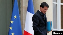 Le Premier ministre français Manuel Valls sort de l'Elysée à Paris, France, le 10 mai 2016.