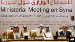 Menteri Luar Negeri AS John Kerry (kanan) bersama para pejabat Qatar dalam pembicaraan yang diadakan kelompok "Friends of Syria." (AP/Jacquelyn Martin)