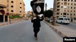 Seorang militan ISIS di Raqqa, Suriah (foto: dok). Pengamat Sidney Jones mengatakan, jumlah warganegara Indonesia yang bergabung ISIS di Suriah lebih dari 400 orang, 40 persen di antaranya perempuan dan anak-anak.