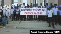 Une manifestation de la coalition "Touche pas à mes acquis" à N'Djamena, le 26 novembre 2017. (VOA/André Kodmadjingar)