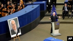 អតីត​ប្រធានាធិបតី​សហរដ្ឋ​អាមេរិក លោក ប៊ិល គ្លីនតុន ថ្លែង​សុន្ទរកថា​ក្នុង​ពិធី​គោរព​វិញ្ញាណក្ខន្ធ​អតីត​អធិការបតី​អាល្លឺម៉ង់ Helmut Kohl នៅ​សហភាព​អឺរ៉ុប​ ក្នុង​ទីក្រុង​ Strasbourg ភាគ​ខាង​កើត​នៃ​ប្រទេស​បារាំង កាល​ពី​ថ្ងៃ​ទី​១ ខែ​កក្កដា។