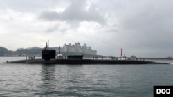 美国海军“密西根号”核潜艇抵达韩国釜山。（2017年4月25日）