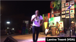 Tiken Jah Fakoly sur scène à Ouagadougou au Burkina, le 4 mai 2019. (VOA/Lamine Traoré)