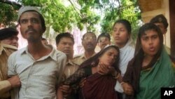 Abul Kalam Azad (kiri) dan ibunya Monwara Begum (tengah) dan saudara perempuannya Roasana Akhter (kanan) saat dibawa ke pengadilan di Narayanganj, 16 kilometers sebelah tenggara Dhaka, Bangladesh, 26 November 2000 (Foto: dok). 
