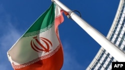 រូបឯកសារ៖ ទង់ជាតិ​អ៊ីរ៉ង់ នៅ​ខាងក្រៅ​ទីស្នាក់ការ​កណ្តាល​របស់​ទីភ្នាក់ងារ​ថាមពល​អាតូមិក​អន្តរជាតិ (IAEA) ក្នុង​អំឡុងពេល​នៃ​ការប្រជុំ​ក្រុមប្រឹក្សា​អភិបាល​នៃ​ទីភ្នាក់ងារ​នៅ​ទីក្រុង​វីយែន នៅ​ថ្ងៃទី១ ខែមីនា ឆ្នាំ២០២១។