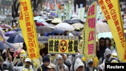 2014年3月8日，台湾示威者冒雨上街反对核四工程。
