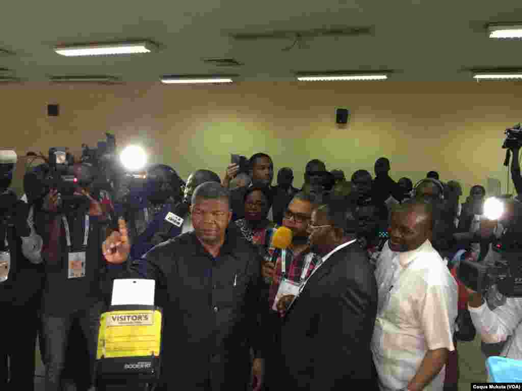 João Lourenço, candidat du MPLA à la présidentielle, montre son doigt marqué de l&rsquo;encre indélébile après avoir voté à Luanda, 23 août 2017.