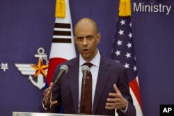 비핀 나랑 미국 국방부 우주정책차관보대행이 회의 뒤 가진 공동 기자회견에서 발언하고 있다.