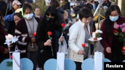 People gather for a candlelight vigil after a mass shooting during Chinese Lunar New Year celebrations in Monterey Park, California, U.S. January 24, 2023. (REUTERS/David Swanson)