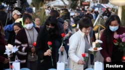 Stanovnici Monterej Parka u Kaliforniji odaju poštu žrtvama masovnog ubistva (Foto: REUTERS/David Swanson)