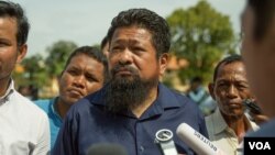 រូបឯកសារ៖ អតីតតំណាងរាស្ត្រគណបក្សសង្គ្រោះជាតិ លោក អ៊ូ ចាន់រ័ត្ន ផ្ដល់បទសម្ភាសន៍ដល់អ្នកសារព័ត៌មាន ក្បែរអគារតុលាការកំពូល កាលពីថ្ងៃទី២២ ខែសីហា ឆ្នាំ២០១៨ អំឡុងពេលសវនាការសុំនៅក្រៅឃុំរបស់លោក កឹម សុខា មេបក្សជំទាស់។ (ទី អូលីស្សា/VOA)