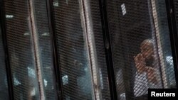 Un membre des frères musulmans lors d'un procès au Palais de Justice du Caire, en Egypte, le 31 mai 2016.