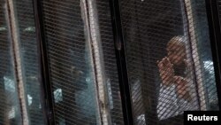 Un membre des frères musulmans lors d'un procès au Palais de Justice du Caire, en Egypte, le 31 mai 2016.