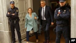 Mantan ketua Parlemen Catalonia, Carme Forcadell (kedua dari kiri) meninggalkan pengadilan Spanyol usai menjalani sidang hari Kamis (2/11) lalu. 