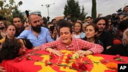 Keluarga Korkmaz Tedik (25), salah satu korban pemboman di Ankara, dalam proses pemakaman di Pir Sultan Abdal Cemevi, Turki (11/10).