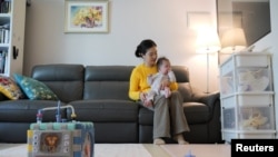 FILE - Nam Hyun-jin merawat bayinya di rumahnya di Seoul, Korea Selatan, 17 Februari 2025. (Daewoung Kim/REUTERS)