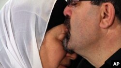 Namee Barakat memeluk kerabat perempuan saat konferensi pers di Raleigh, N.C., mengenai kematian putranya, Deah, menantunya, dan saudara perempuan sang menantu, 11 Februari 2015. 